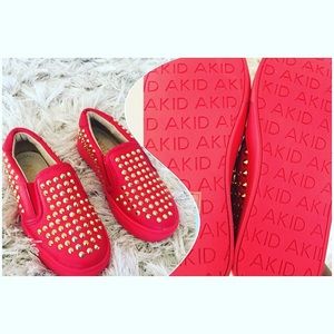 Kids boat decks sneakers size is 9 toddler size